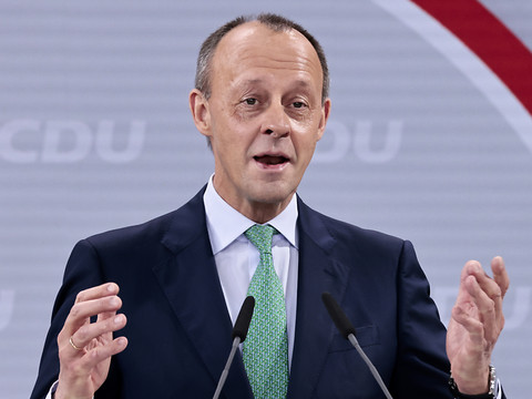Un rival d'Angela Merkel élu nouveau président des conservateurs