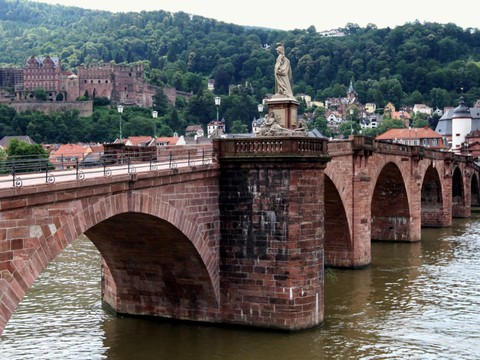 Un homme de 18 ans abat une femme et blesse trois personnes