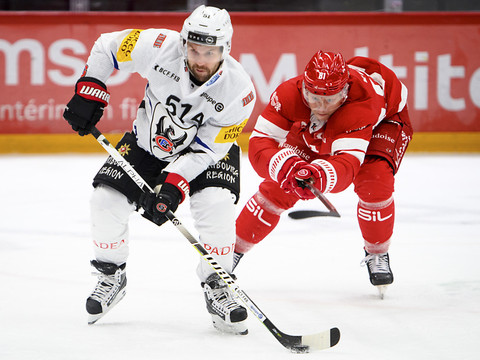 Le Canada avec Desharnais, Winnik, Noreau et Carr à Pékin