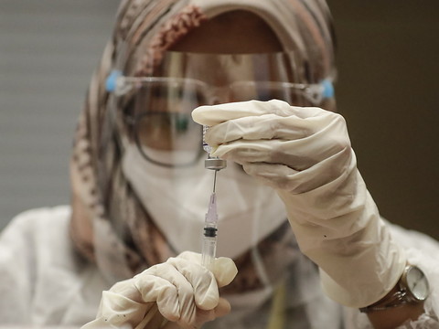 Pfizer-BioNTech débutent l'essai clinique du vaccin contre Omicron