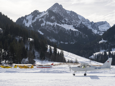 Fait rare, des avions atterrissent sur le lac Noir gelé
