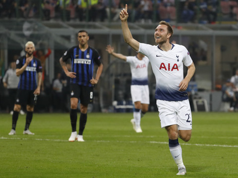 Sept mois après son arrêt cardiaque, Eriksen signe à Brentford