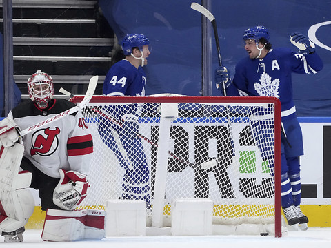 Auston Matthews assomme Akira Schmid et New Jersey