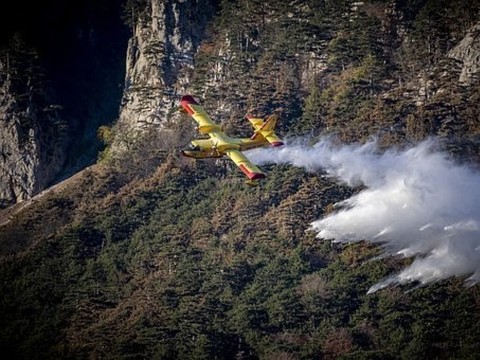 L'incendie de forêt de Gambarogno (TI) n'est pas encore maîtrisé