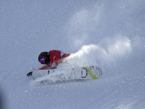 Lourde chute d'une snowboardeuse japonaise à l'entraînement