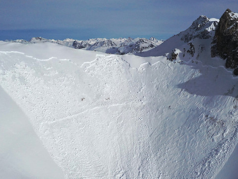 Cinq personnes emportées par des avalanches, un mort