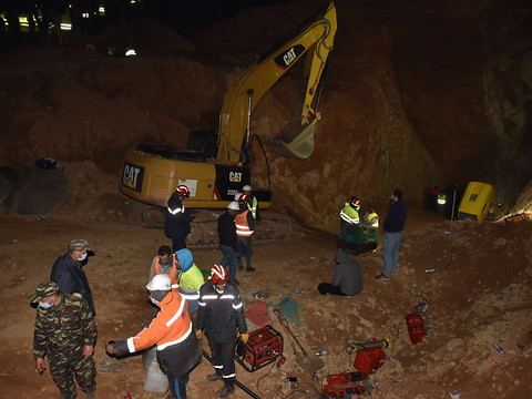 Les secouristes dans le tunnel pour extraire le petit Rayan