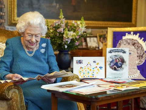 Elizabeth II célèbre ses 70 ans de règne et prépare l'avenir