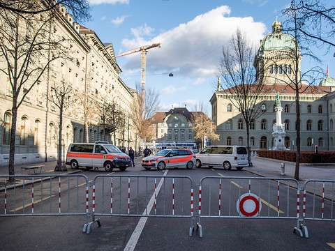 Place fédérale bouclée pour éviter une manif de voitures et camions