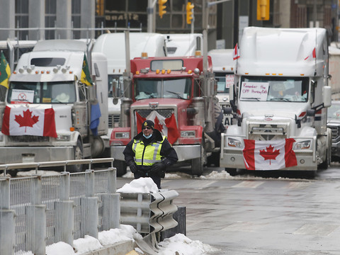 Contestation au Canada: la police d'Ottawa durcit le ton