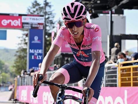Bernal effectue ses premiers pas depuis son accident