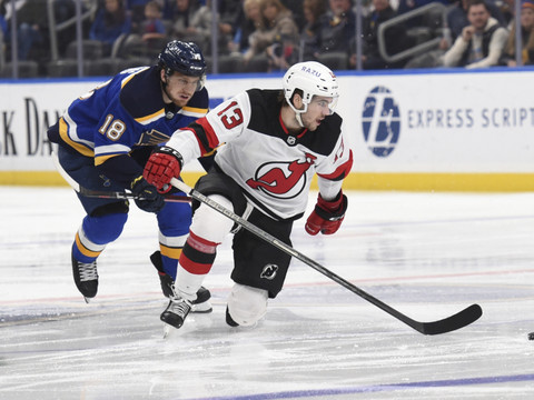 Hischier réussit 2 buts et 1 assist face aux Blues