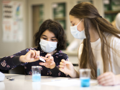 Bon accueil aux assouplissements prévus pour les diplômés étrangers