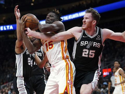Les Hawks battus de 15 points par les Spurs
