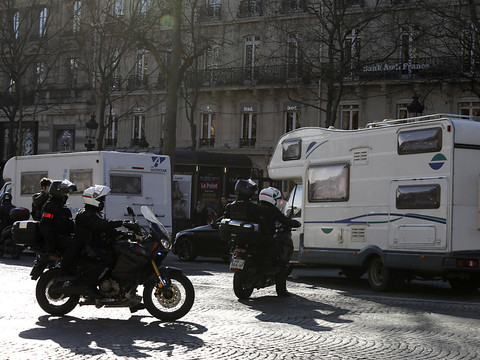 Les convois anti-pass arrivent à Paris sous haute surveillance