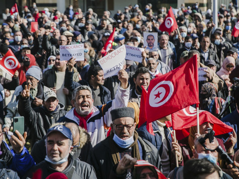 Le président étend son pouvoir sur le système judiciaire, manif