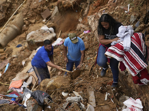 Le bilan des inondations de Petropolis s'alourdit à 94 morts
