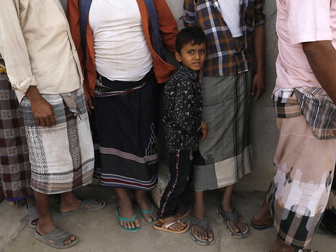 Par manque de fonds, le PAM réduit les rations de millions d'affamés au Yémen