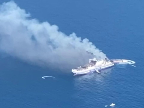 Le ferry italien toujours en feu, encore 12 disparus