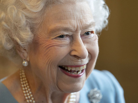 La reine Elizabeth II positive au Covid avec des symptômes 