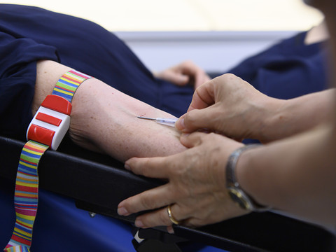 Les homosexuels doivent pouvoir donner leur sang sans restriction