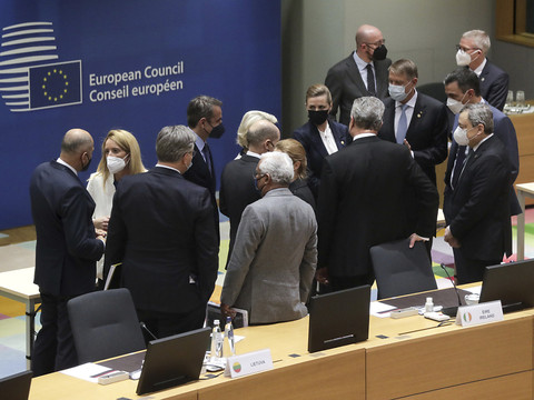 La Russie envahit l'Ukraine, nouvelles sanctions occidentales