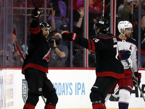 Niederreiter mène les Canes à la victoire