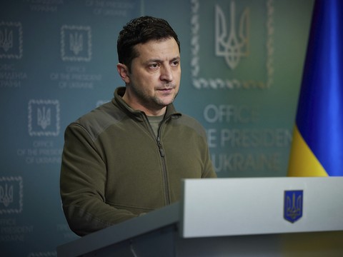 Kiev discute avec Moscou, la force de dissuasion russe en alerte