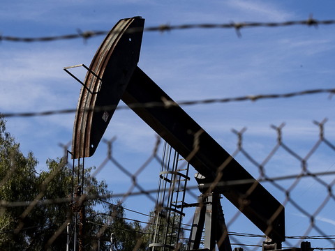 Le prix du baril de brut WTI bondit de plus de 5%, le rouble chute