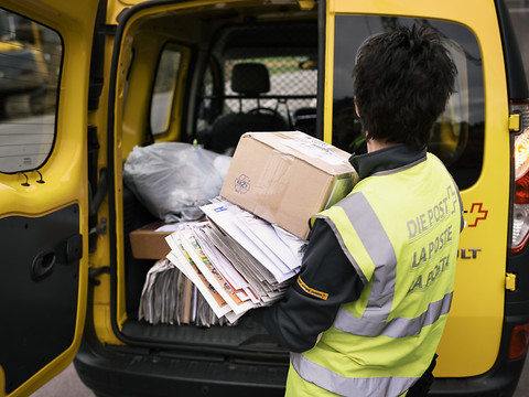 La Poste: record de 202 millions de colis traités pour l'année 2021