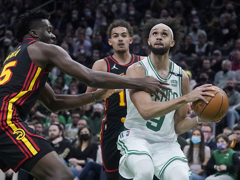 Les Hawks tombent à Boston