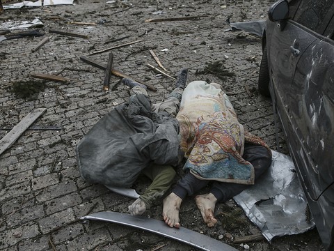 Les Russes prennent Kherson, continuent leurs bombardements