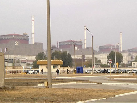 La Russie bombarde la plus grande centrale nucléaire d'Europe