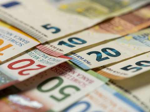 Le franc flirte avec la parité face à l'euro