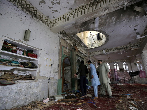 Au moins 56 morts dans un attentat contre une mosquée de Peshawar