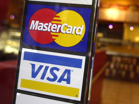 Visa et Mastercard suspendent leurs opérations en Russie