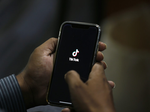 Netflix et Tik Tok suspendent leurs services en Russie