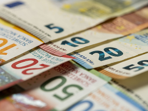 Le franc se relâche après avoir atteint la parité avec l'euro
