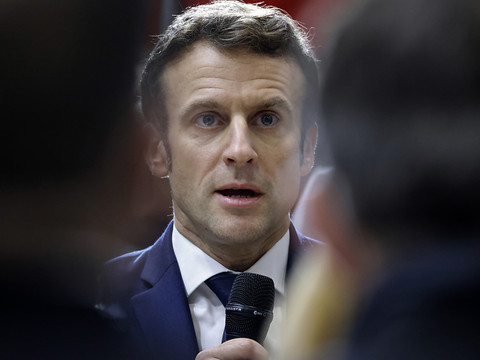 Macron dénonce le 