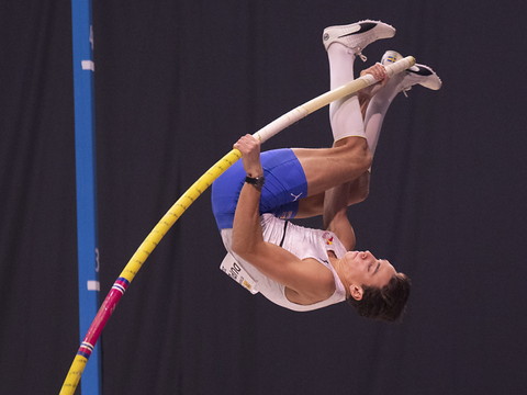 Le Suédois Armand Duplantis bat le record du monde de la perche
