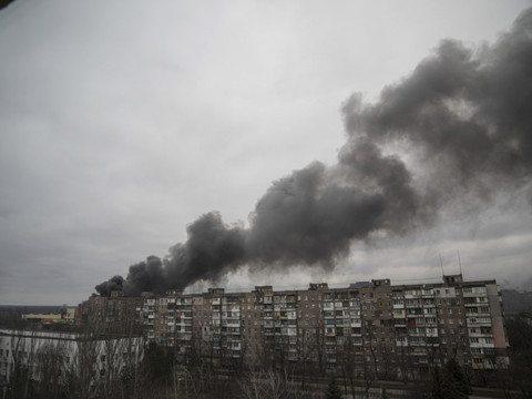 Ukraine: une enfant meurt de soif sous des décombres à Marioupol