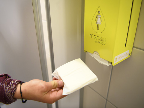Bolsonaro fait machine arrière sur la précarité menstruelle