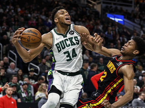 Giannis Antetokounmpo trop fort pour les Hawks