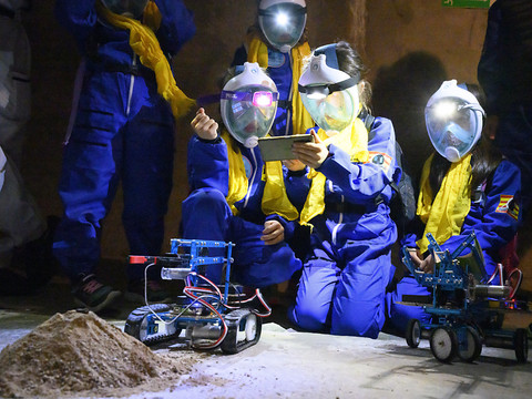 Des écoliers vaudois jouent aux astronautes au fort de Champex (VS)