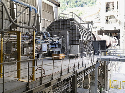 Holcim suspend ses investissements en capital en Russie