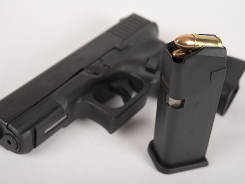Un Américain de 3 ans joue avec une arme et tue sa mère