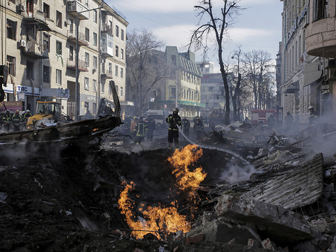 Plusieurs fortes explosions et des colonnes de fumée à Kiev