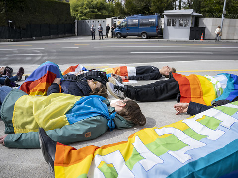 Des manifestants se couchent devant la mission russe à Genève