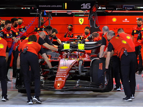 Leclerc offre à Ferrari la première pole de la saison