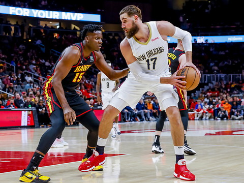 Les Hawks tombent à domicile